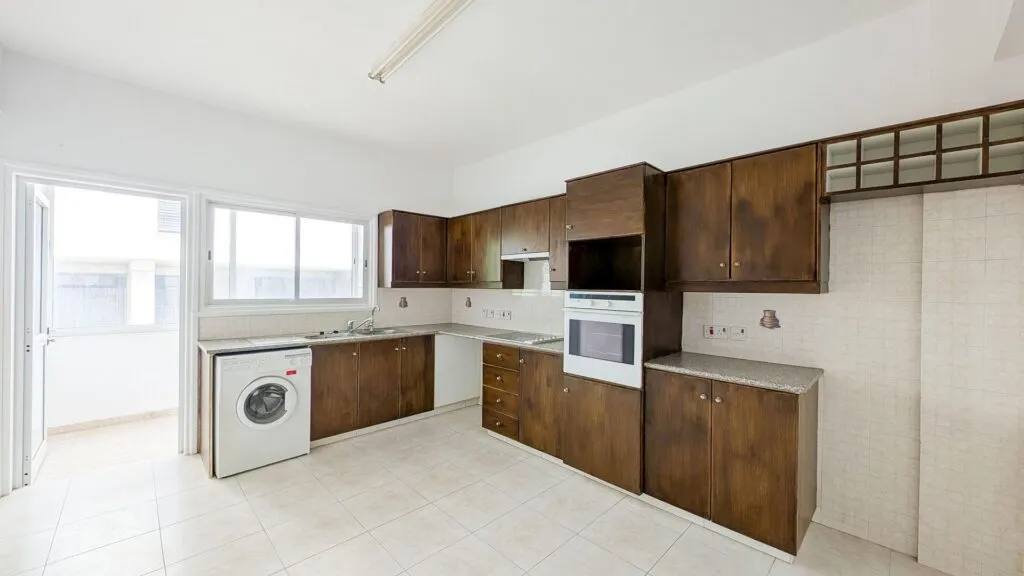 Three-bedroom apartment in Ag. Konstantinou & Elenis, Nicosia — photo 5