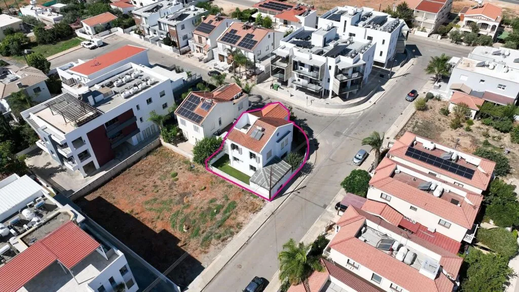 Σπίτι τεσσάρων υπνοδωματίων με σοφίτα στη Λακατάμια Λευκωσίας — φωτογραφία 4