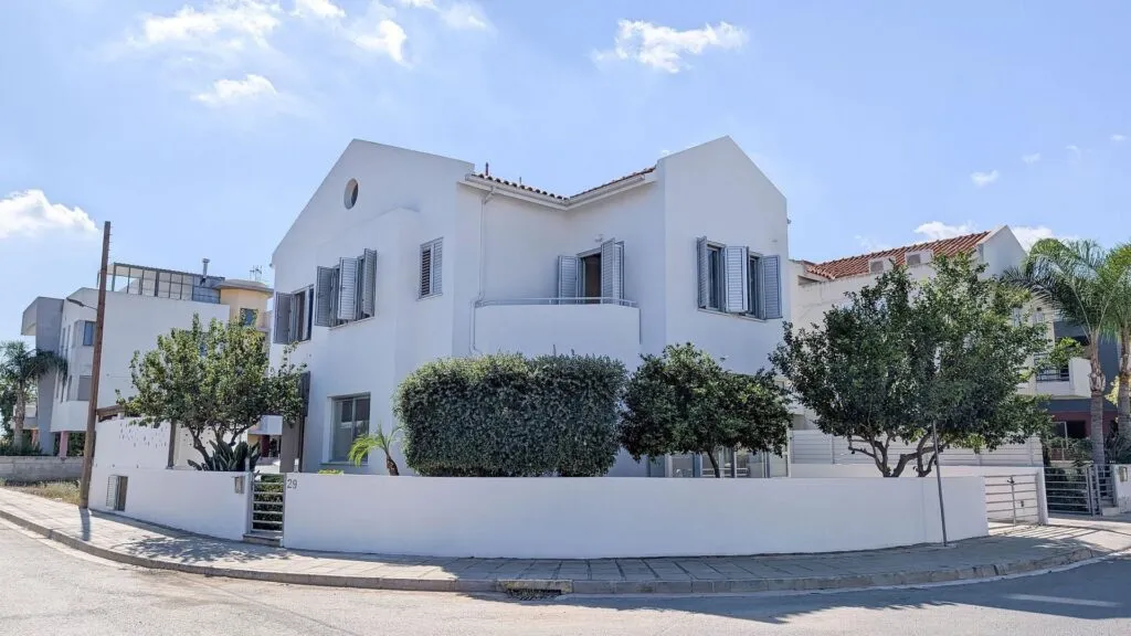 Σπίτι τεσσάρων υπνοδωματίων με σοφίτα στη Λακατάμια Λευκωσίας — φωτογραφία 5