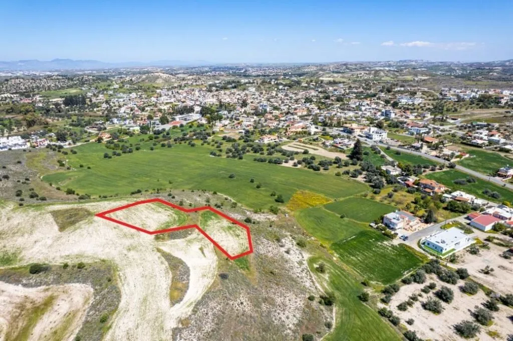 Shared residential field in Agia Varvara, Nicosia — photo 3