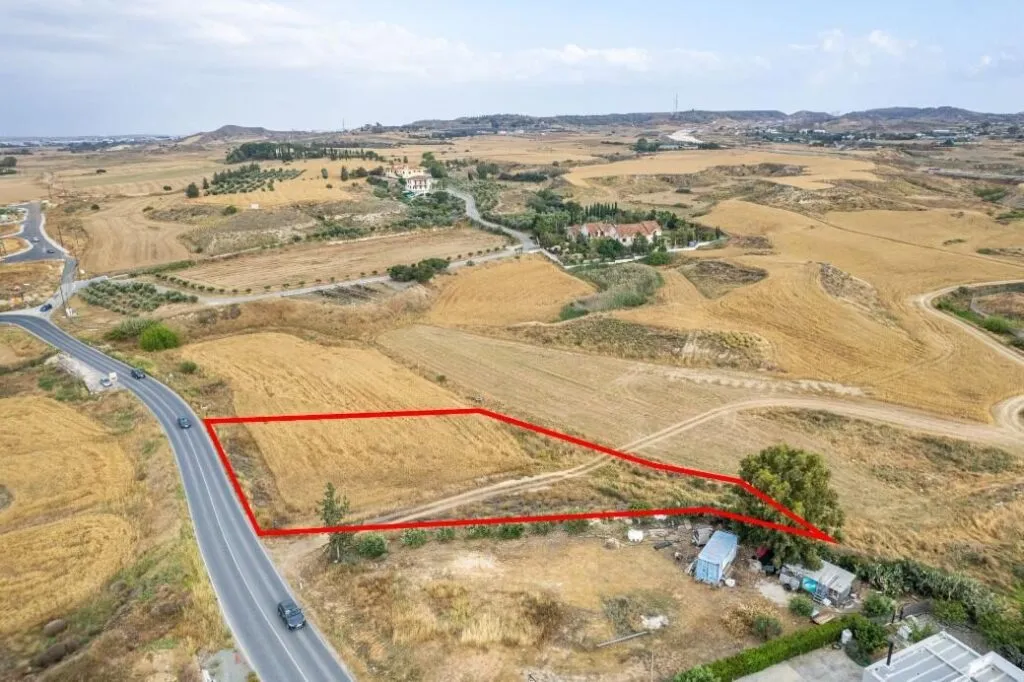 Residential field in Lakatamia, Nicosia — photo 4