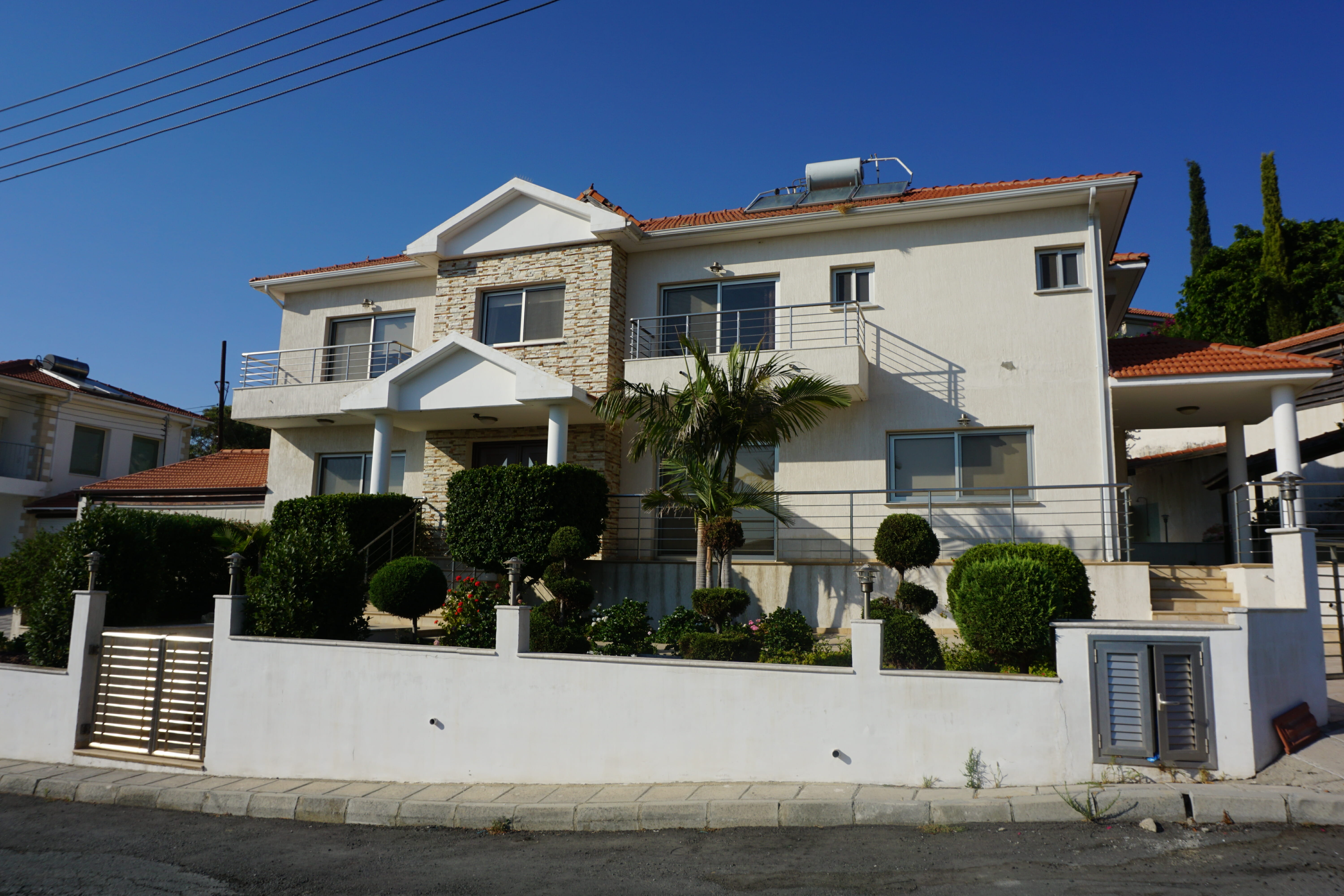Spacious Six bedroom Villa with Swimming Pool